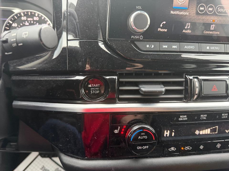 2025 Nissan Pathfinder SV