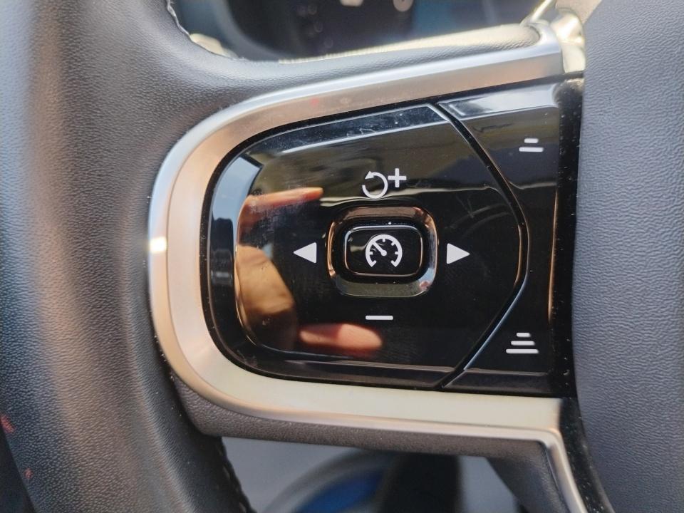 2024 Volvo S60 Plus Dark Theme
