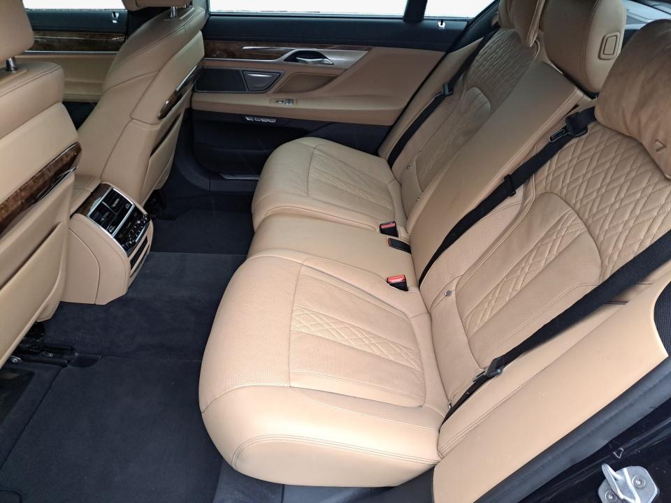 2016 BMW 750i 750i